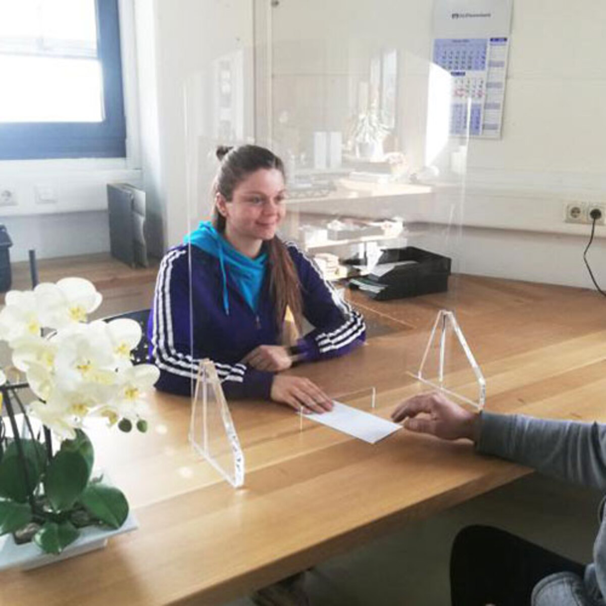 CORONA Schutzschild 80x70 cm mit Aussparung 20x5 cm, 3-teilig, transparenter Kunststoff CORONA Schutzschild 80x70 cm mit Aussparung 20x5 cm, 3-teilig, transparenter Kunststoff